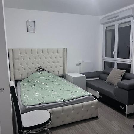 Chambre Individuelle Dans Un Appartement A 37 De Champs Elysees Sartrouville Bagian luar foto