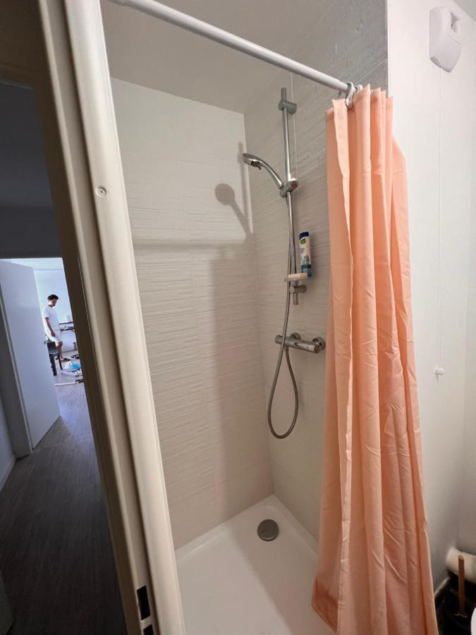 Chambre Individuelle Dans Un Appartement A 37 De Champs Elysees Sartrouville Bagian luar foto