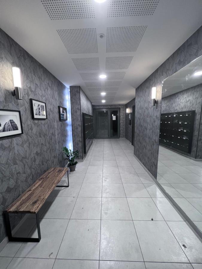 Chambre Individuelle Dans Un Appartement A 37 De Champs Elysees Sartrouville Bagian luar foto