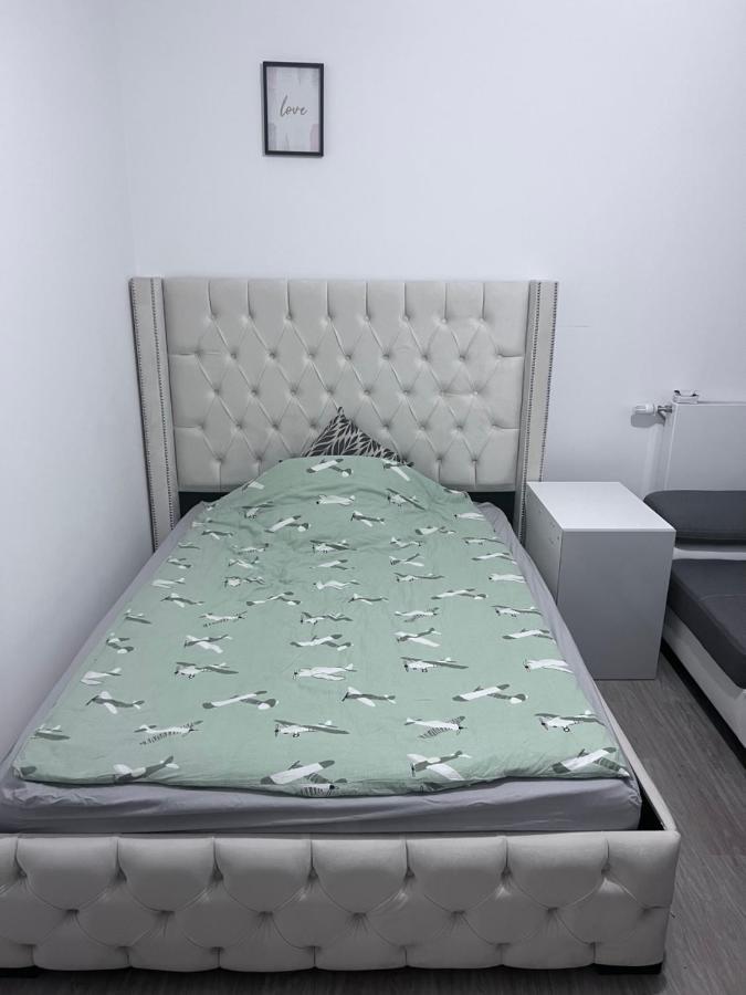 Chambre Individuelle Dans Un Appartement A 37 De Champs Elysees Sartrouville Bagian luar foto